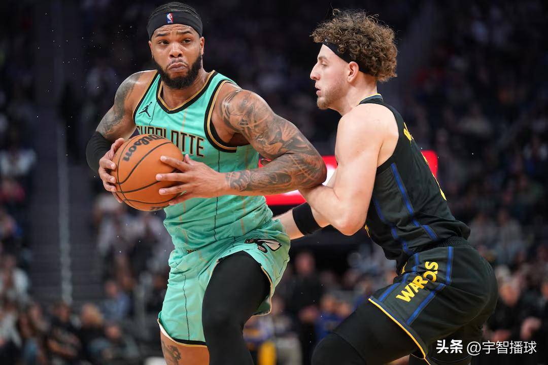 德信app-黄蜂球员展现团队合作精神，艰难战胜对手