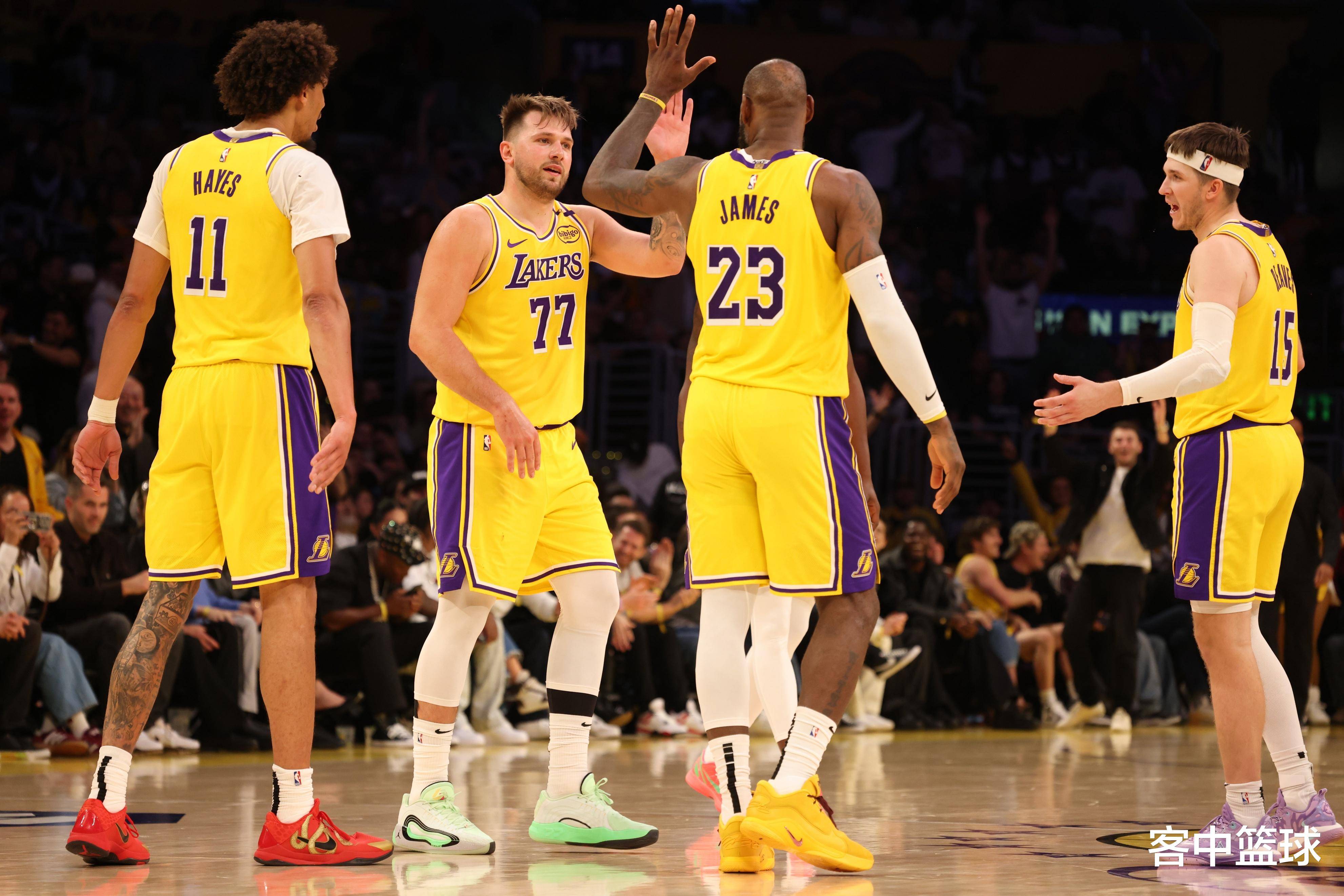 德信体育app下载-西部强队对决：湖人战士交锋如火如荼