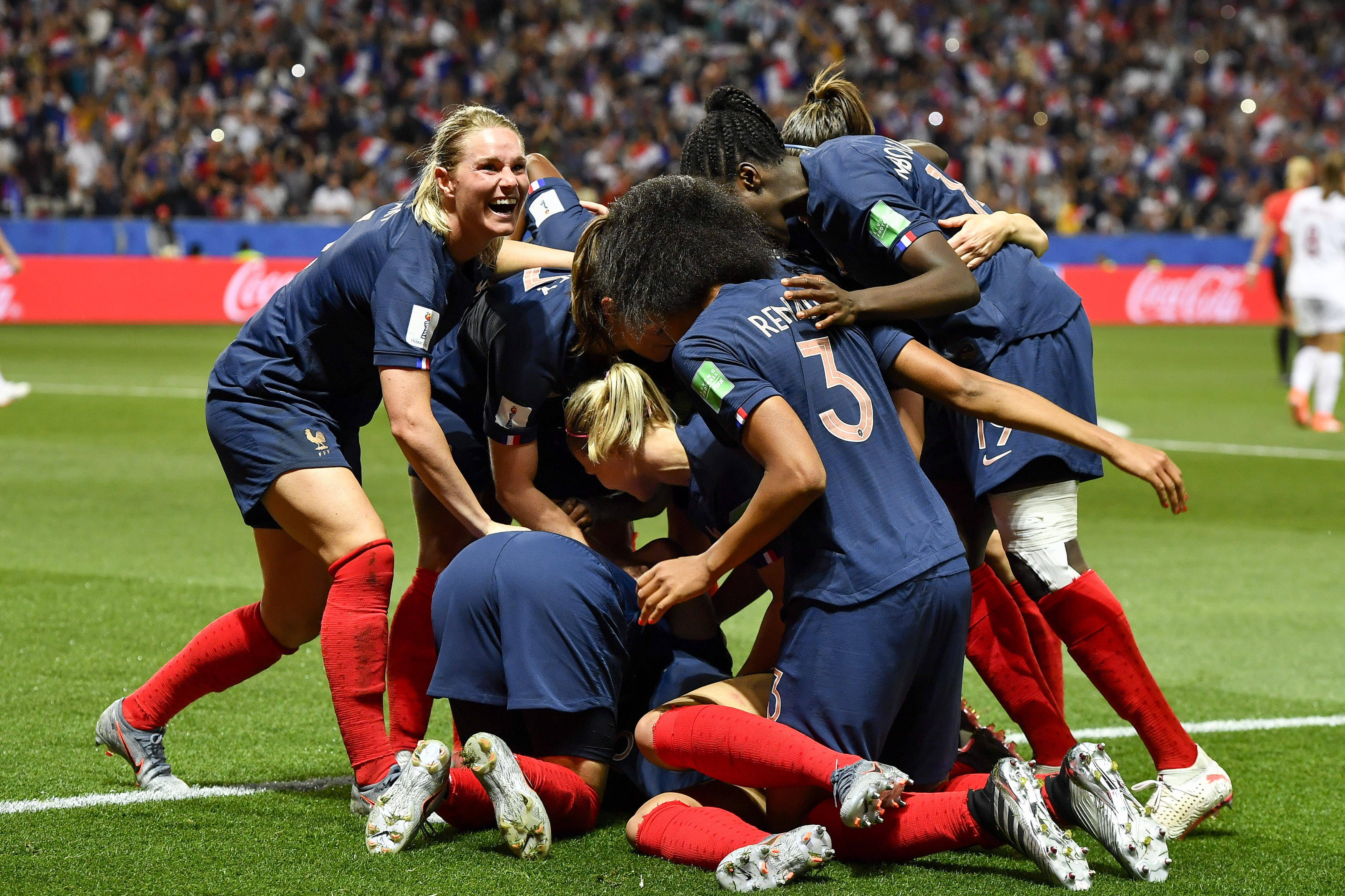 德信体育-精彩的女足比赛引领着足球风潮